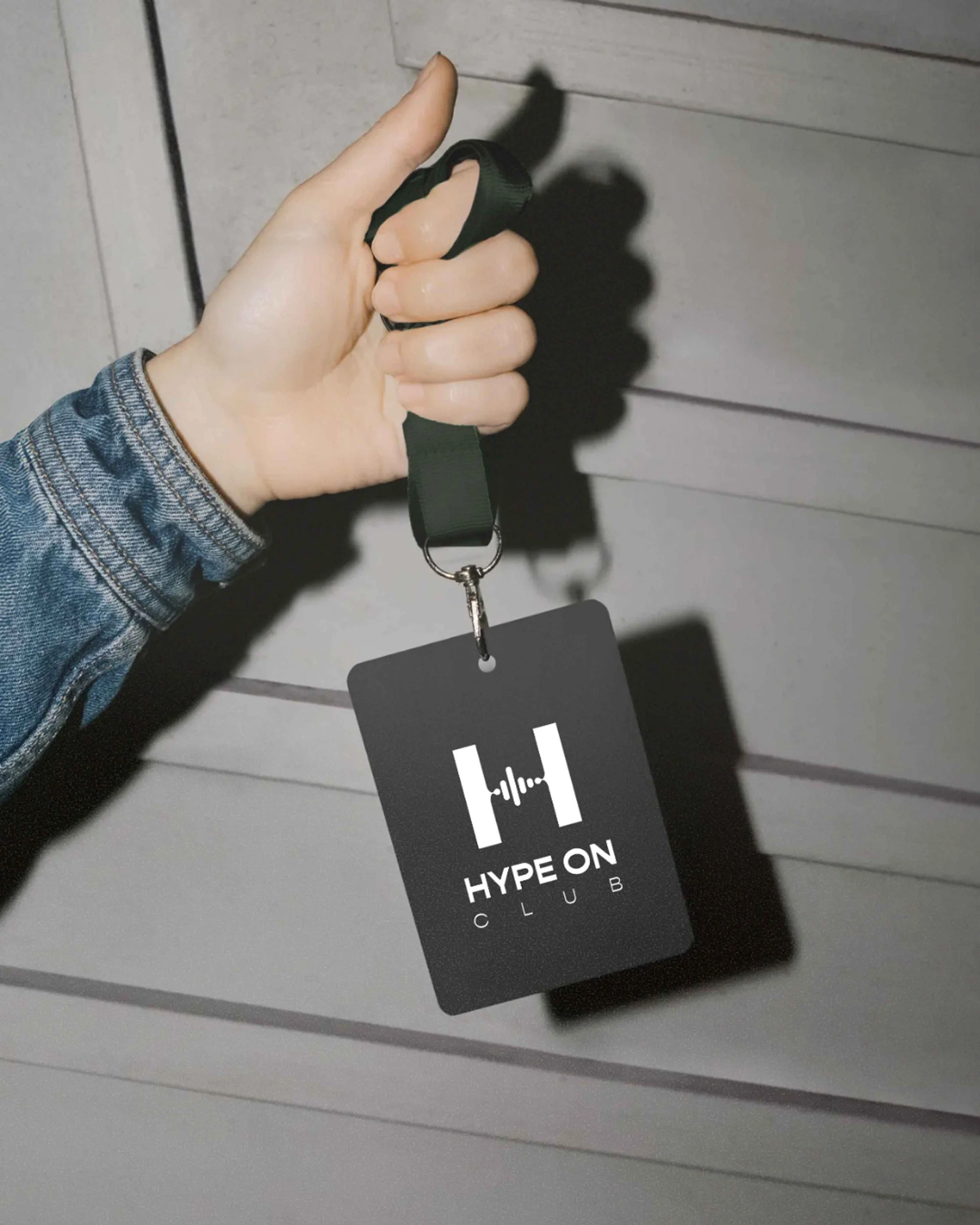 Crachá de credenciamento com a identidade visual da Hype On Club