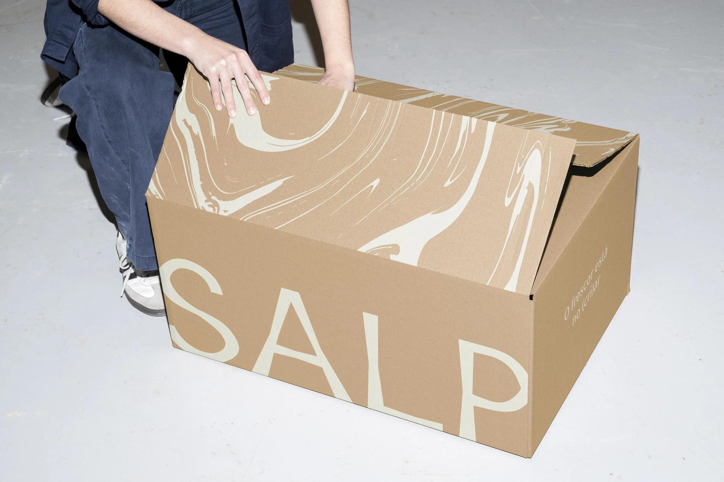 caixa material institucional para marca de cerâmicas design gráfico