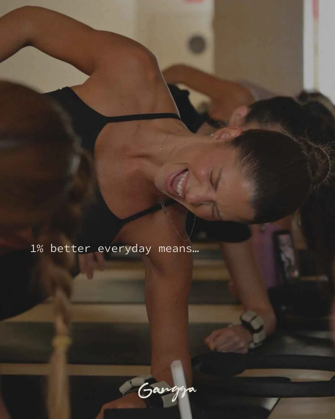 Post do Gangga com a frase 1% better everyday sobre foto de aula de pilates