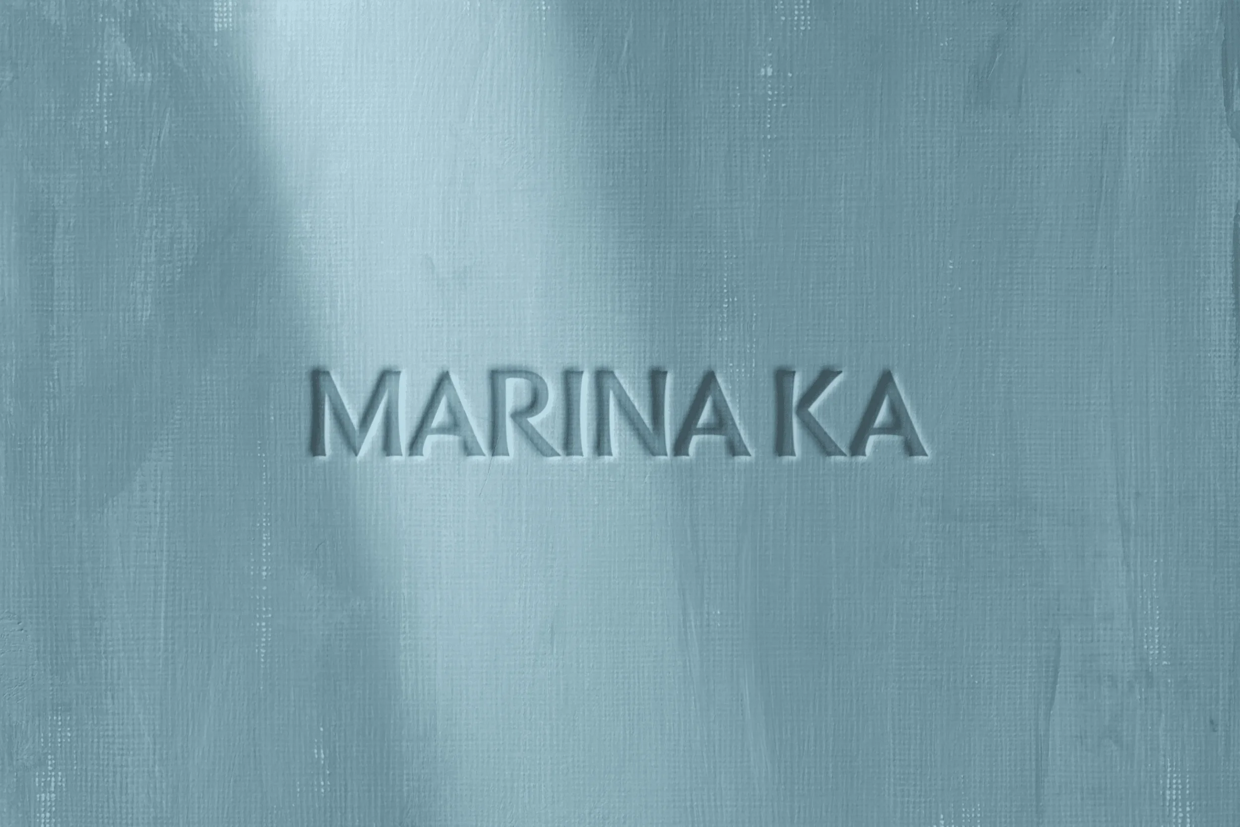 Papelaria em letterpress com logotipo serifado do atelier Marina Ka
