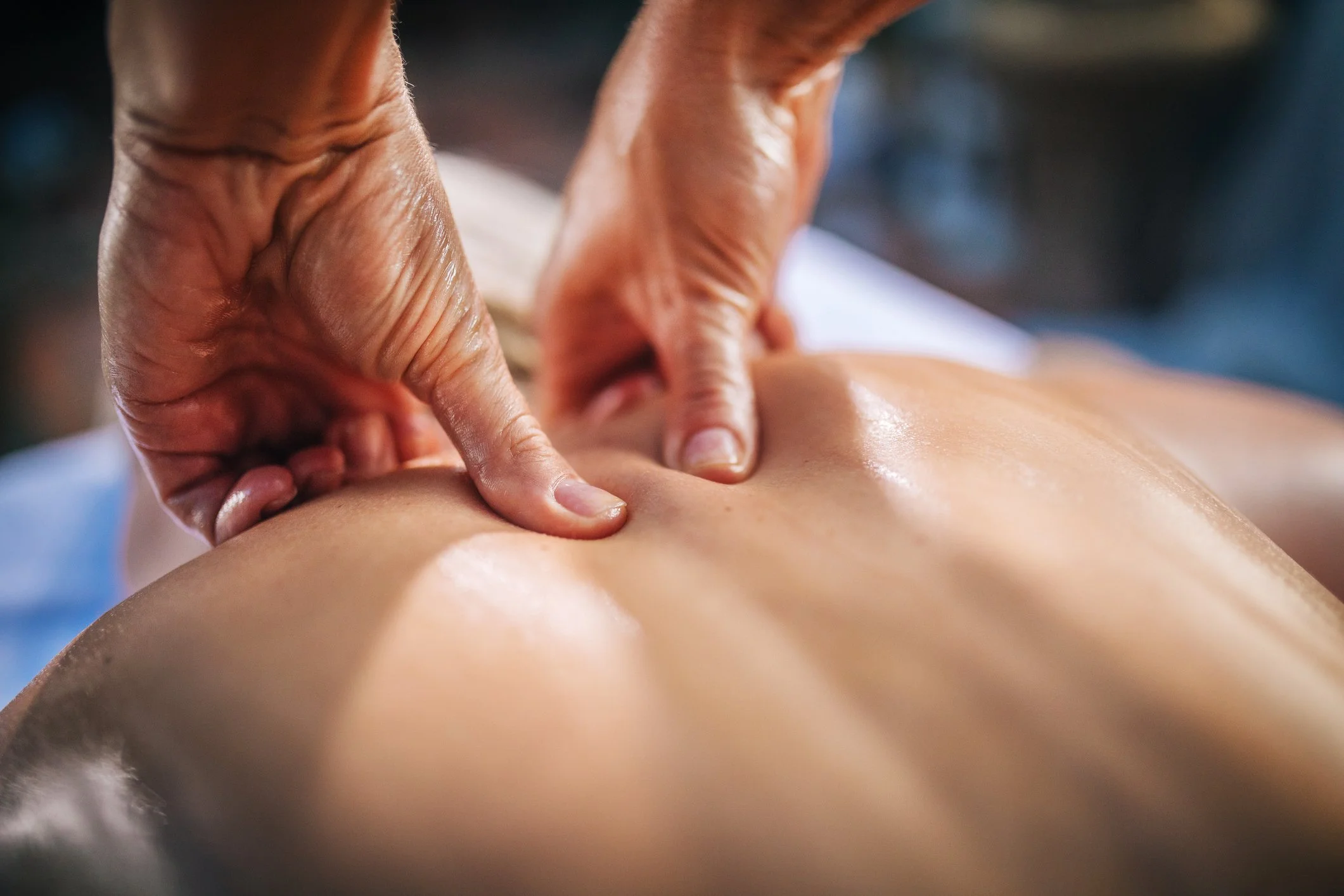 Eine Person erhält eine Massage in einem Spa oder Wellnesscenter.