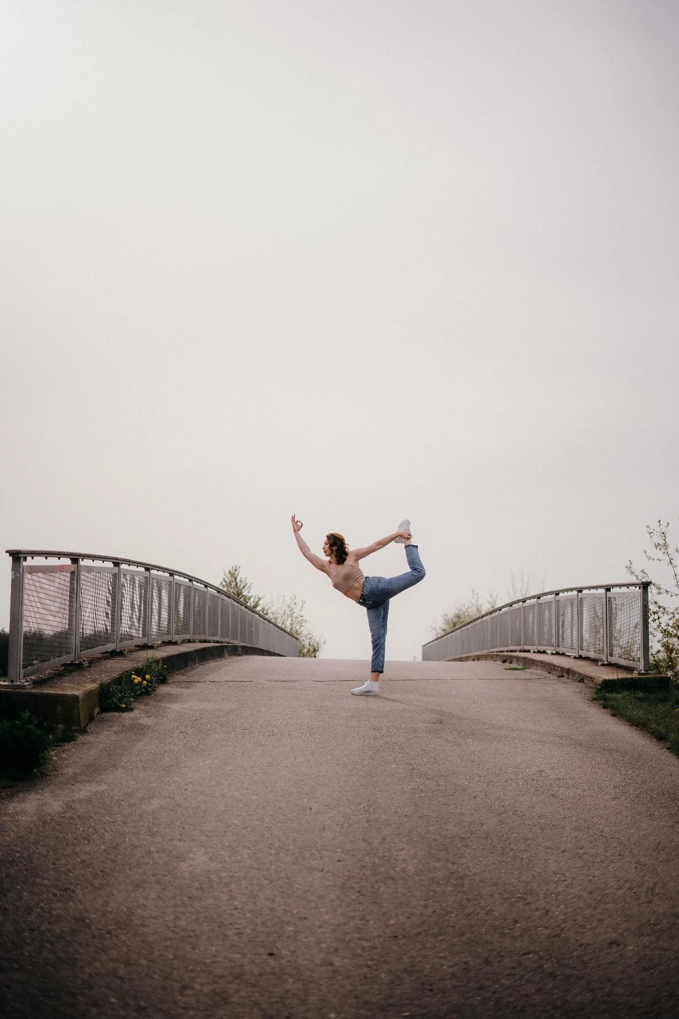 Eine Frau macht einen Yoga-Hintergrund in einer Haltung auf einer Brücke