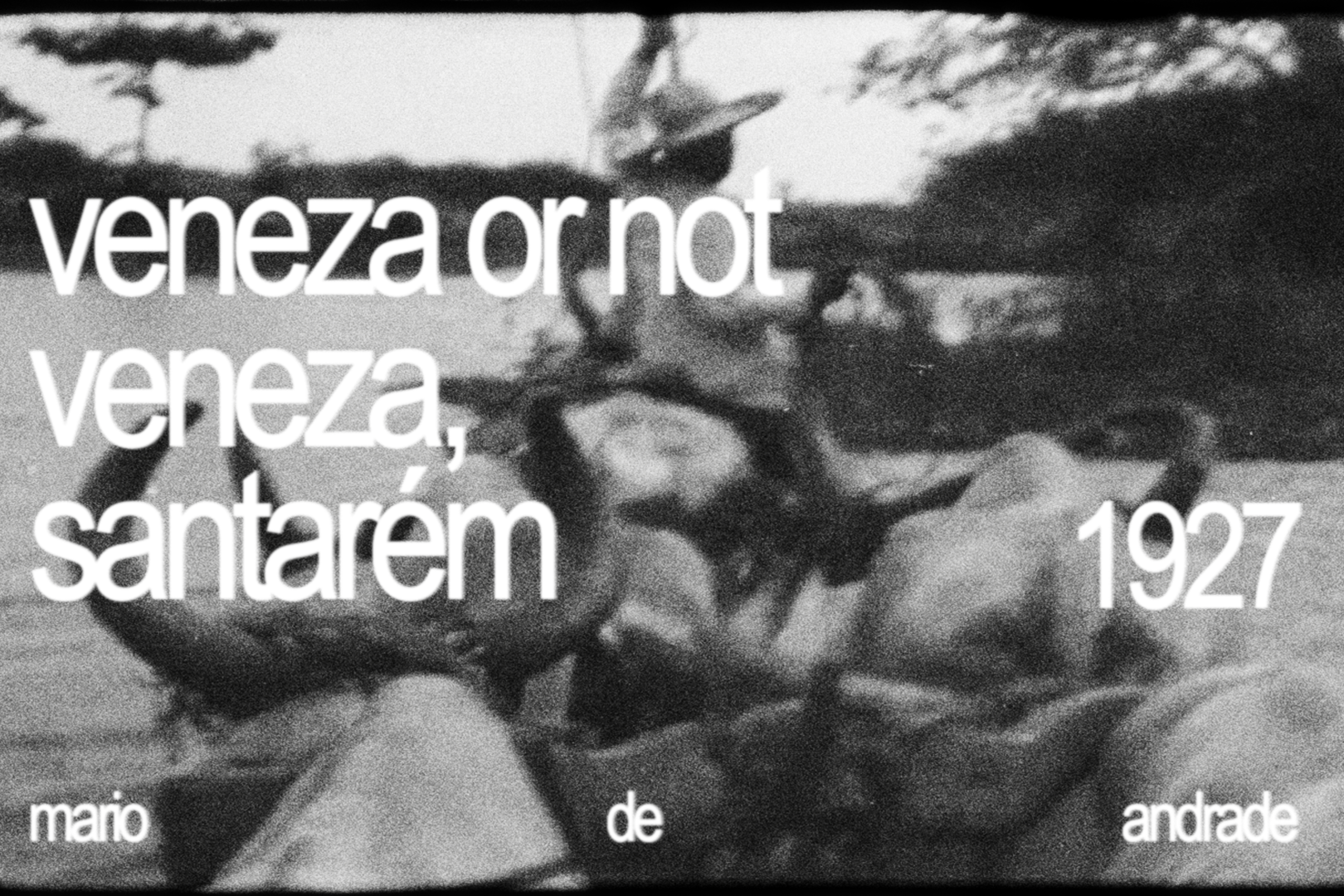 Foto em preto e branco de uma árvore espalhando ramos, com texto em destaque: "Veneza ou não Veneza, 1927" e nomes menores: "Mario de Andrade".