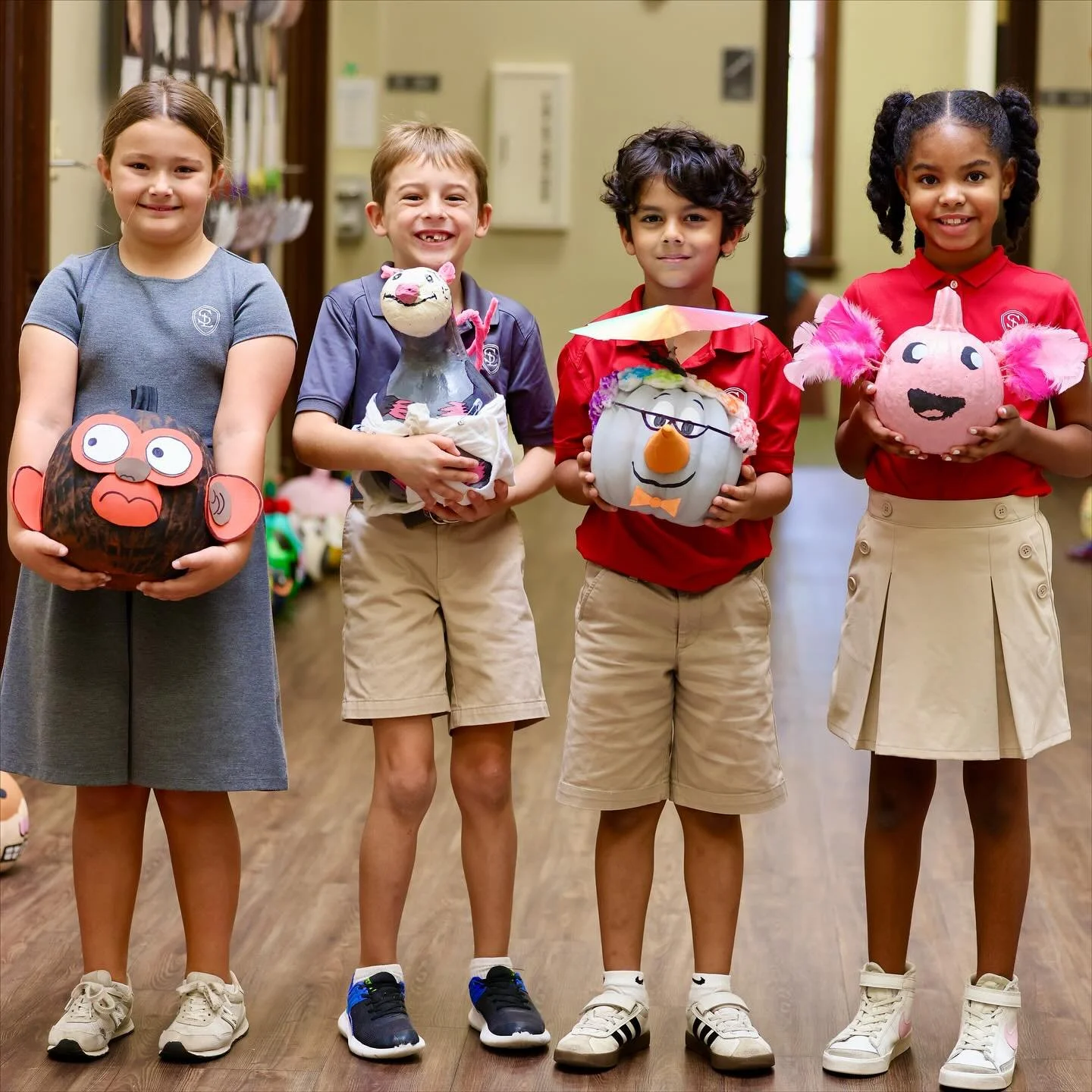 Our incredible 2nd graders showcased their reading skills and creativity! 📚🎃 Each student picked a character from their book and turned them into a pumpkin! We love seeing their imagination on display!