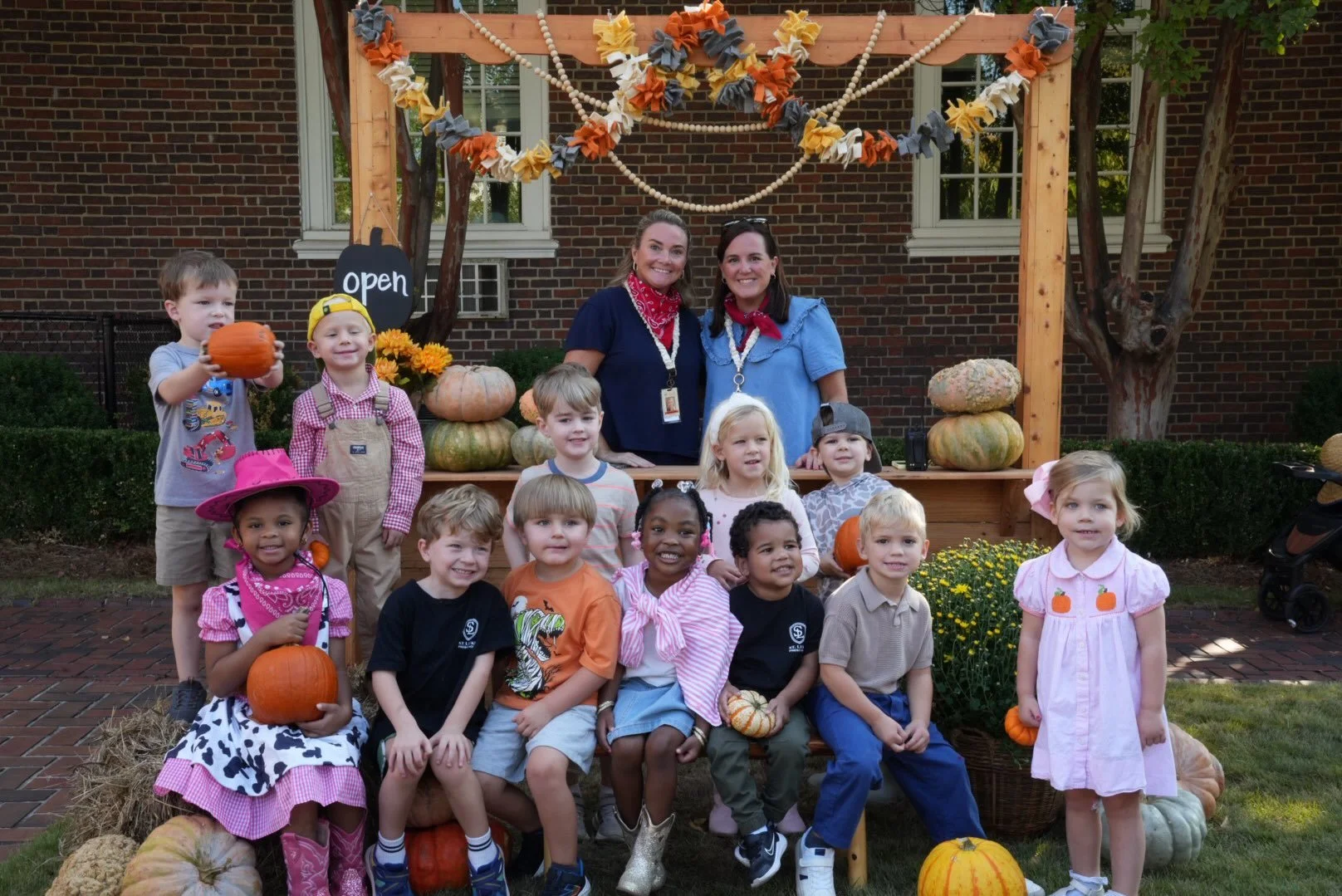 Our preschool had a fun Friday morning at the Pumpkin Patch!🍁🎃

#pumpkinpatch #happyfall