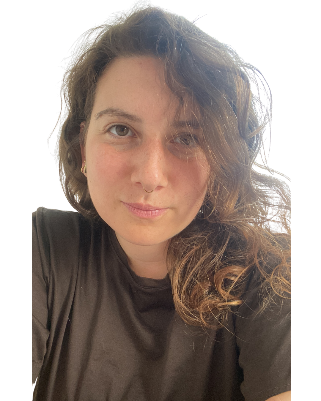 Foto di Marika Zilio, psicologa e psicoterapeuta, con capelli castano ricci e maglietta marrone.