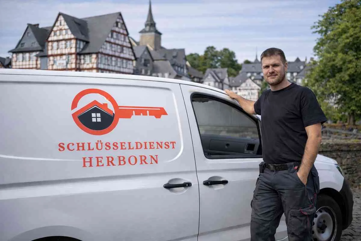 MS Schlüsseldienst Herborn – Schlüsseldienst Monteur mit Einsatzfahrzeug in Herborn