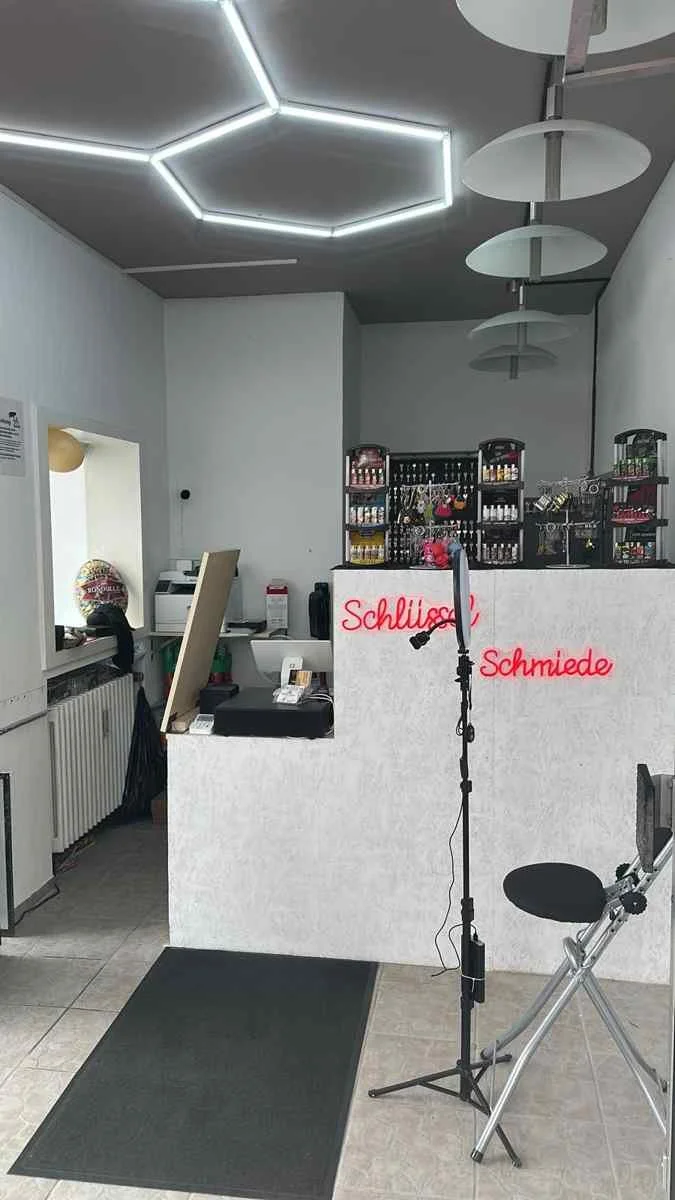 Schlüssel Schmiede Wetzlar Innenbereich mit Theke Schlüsselrohlingen und moderner Beleuchtung