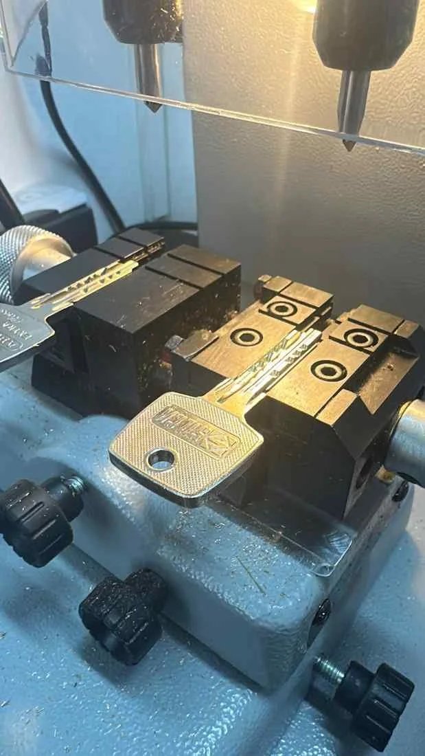 Schlüssel fräsen an professioneller Maschine in der Schlüssel Schmiede Wetzlar