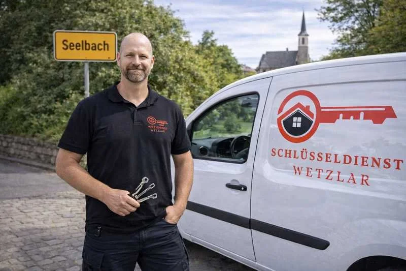 Monteur des MS Schlüsseldienst Wetzlar mit Einsatzfahrzeug im Ortsteil Seelbach, Herborn, bei einem regionalen Einsatz