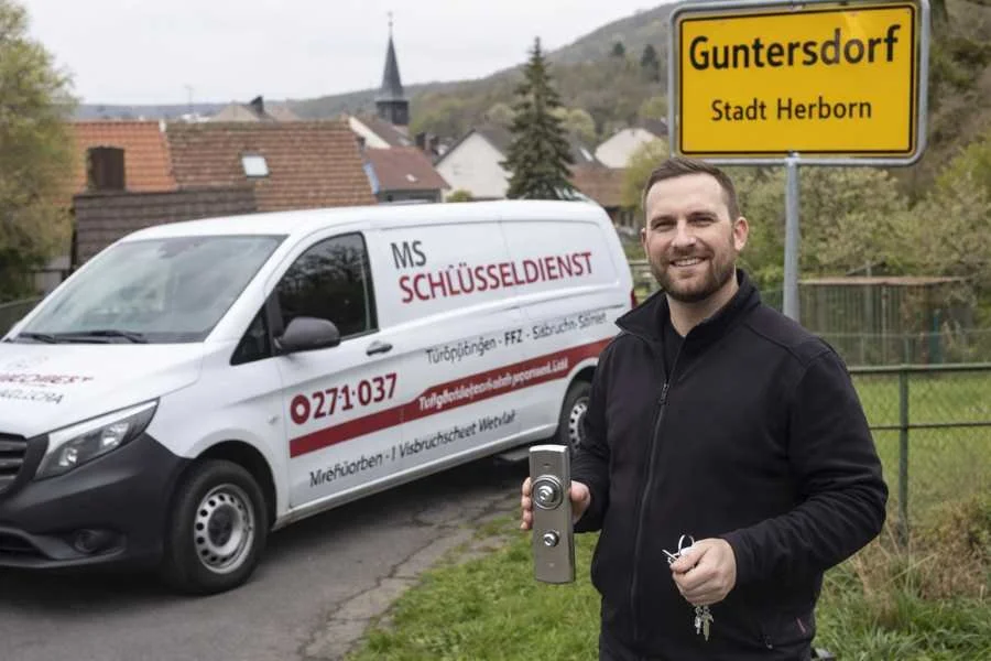 MS Schlüsseldienst Guntersdorf, Herborn – Monteur mit Einsatzfahrzeug vor Ort