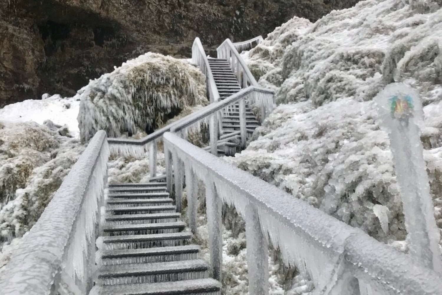 11 Seljalandsfoss railing winter.png