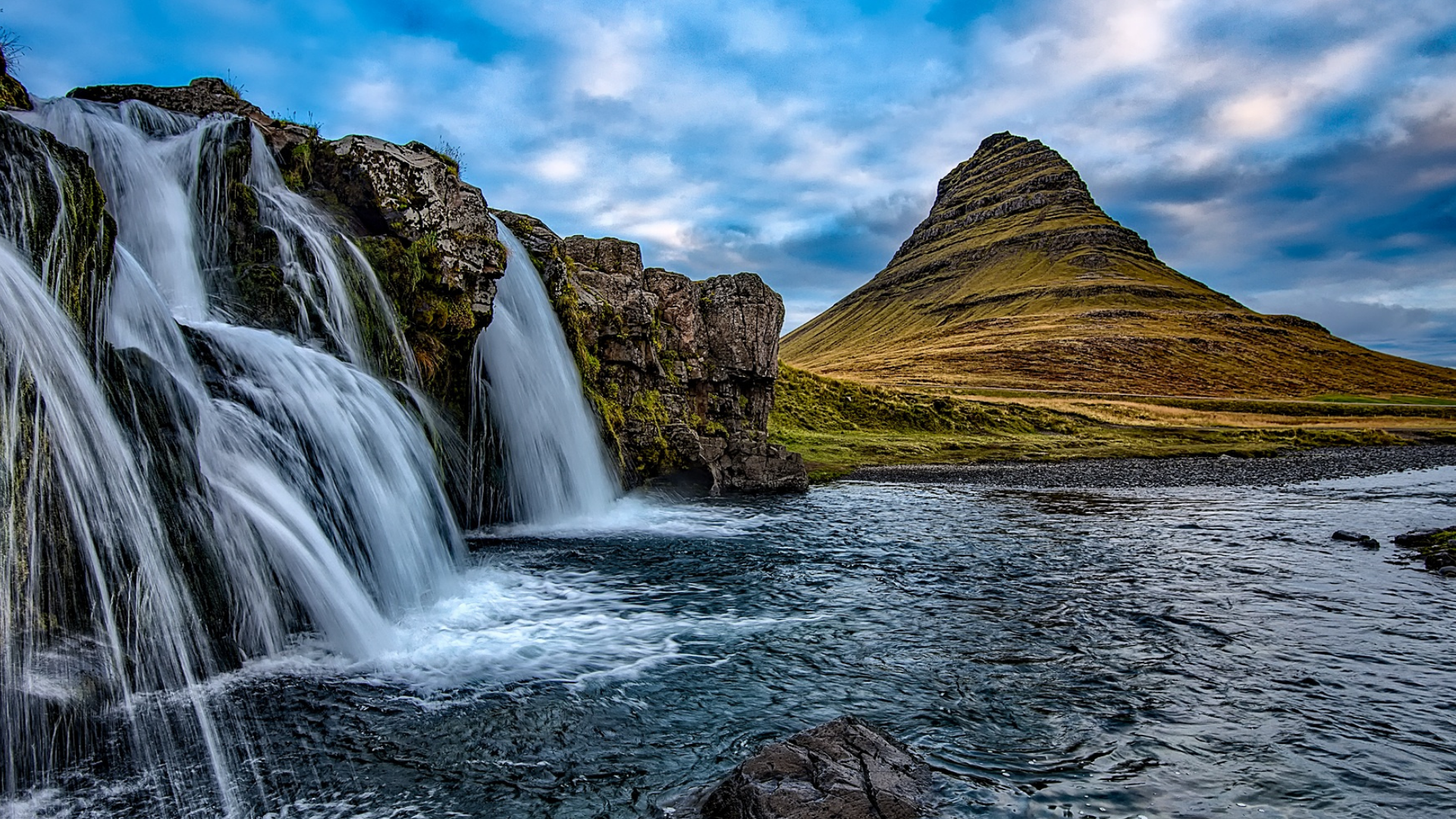 23 Kirkjufell moutain summer.png