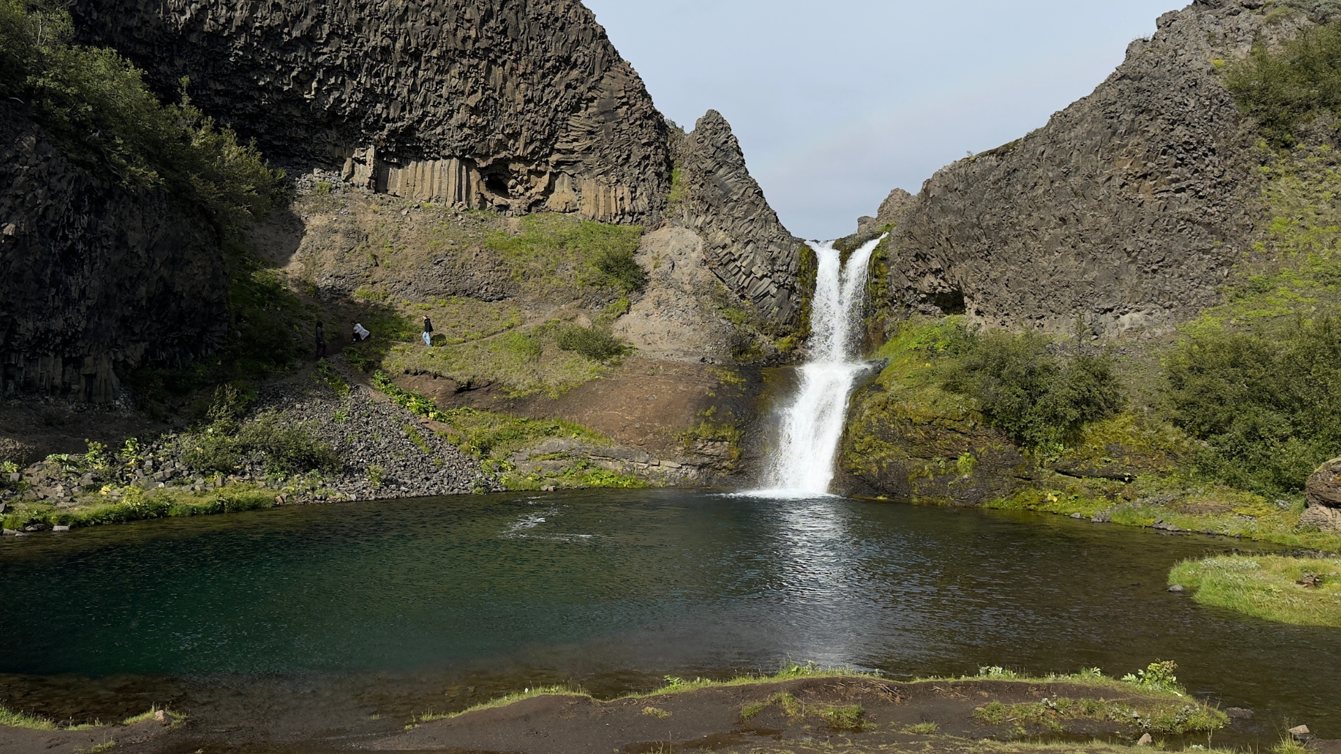 Streams and vegetation in Gjáin, Þjórsárdalur