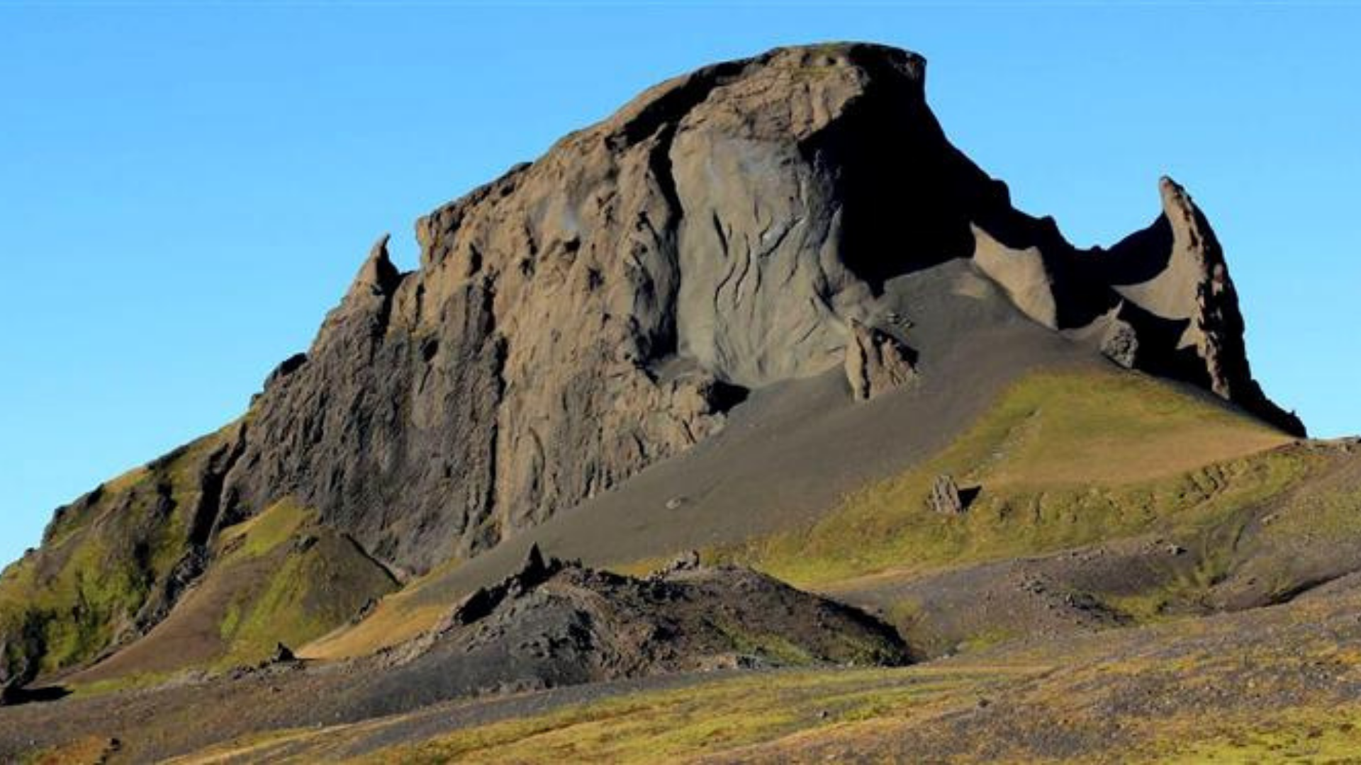 Mount Einhyrningur on the road into Emstrur