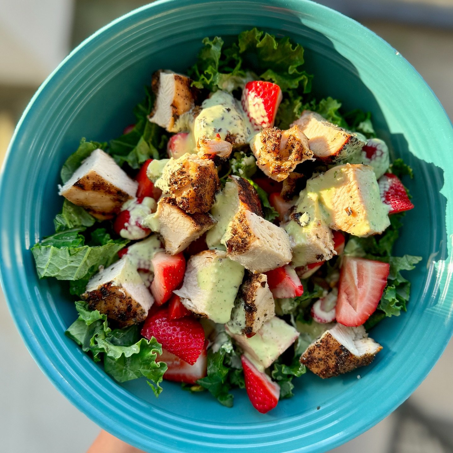 sweet, juicy strawberries meet fresh basil in this summer salad that tastes like sunshine 🌿🍓

ingredients:
strawberries
greens of choice
grilled chicken (seasoned with salt, pepper, garlic powder, and dried basil)
avocado
optional toppings: toasted