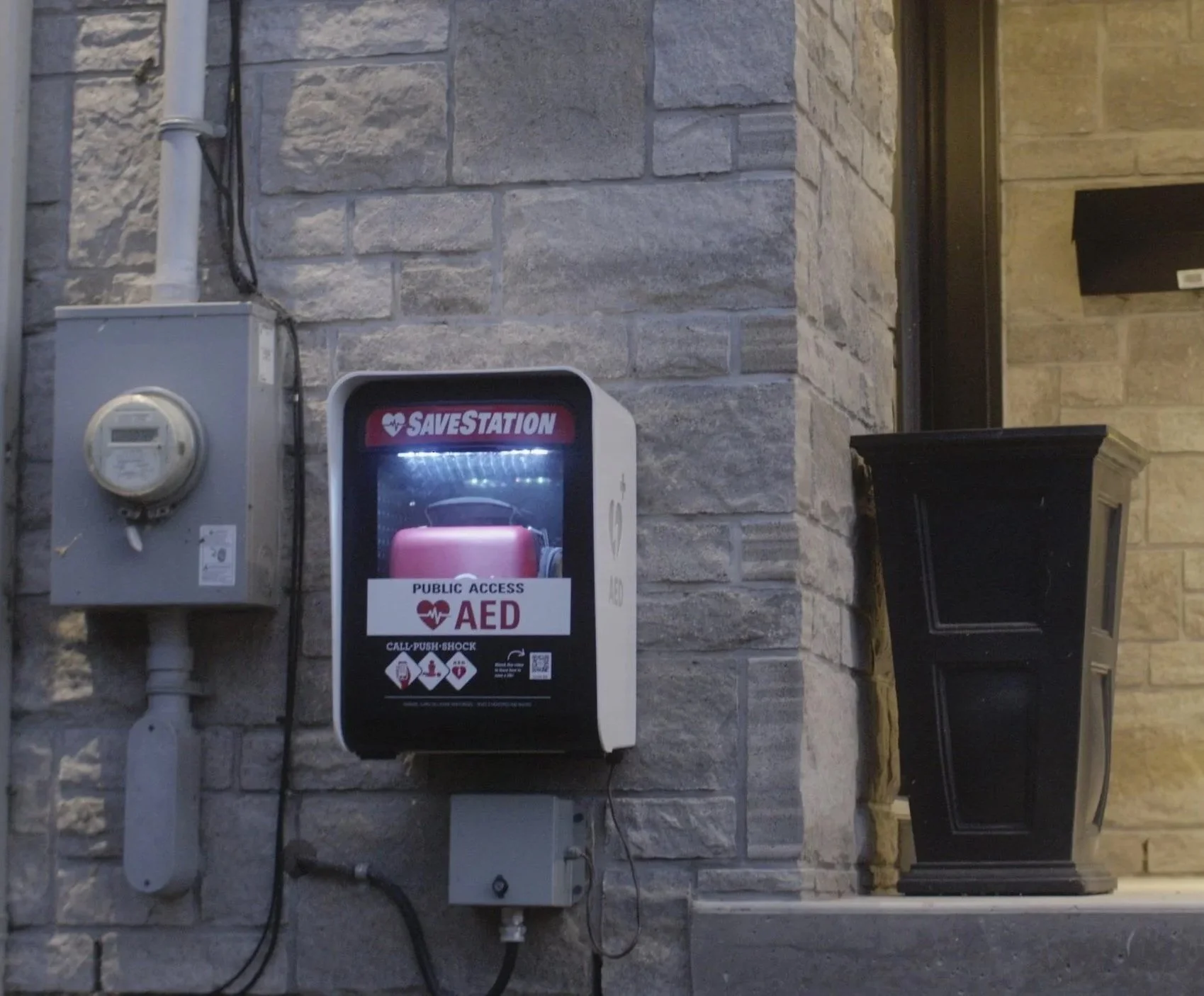 AED-outdoor-onwall.jpg