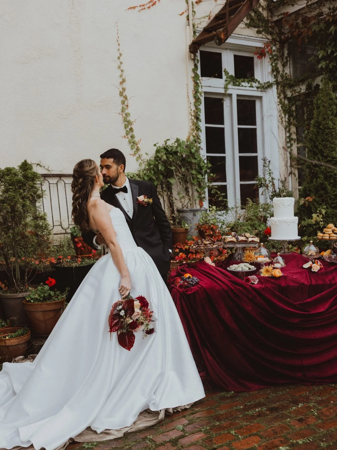 Velvet. Figs. Gold. Pumpkin whoopie pies.
Say less. &hearts;️✨

Planner: @brittanysevents
Photography: @abanthamcreative
Venue: @aldworthmanor
Florist: @fernandblossomflorals
Attire: @madeleinesdaughter
Content: @capturedbyericamarie
Stationery: @amr