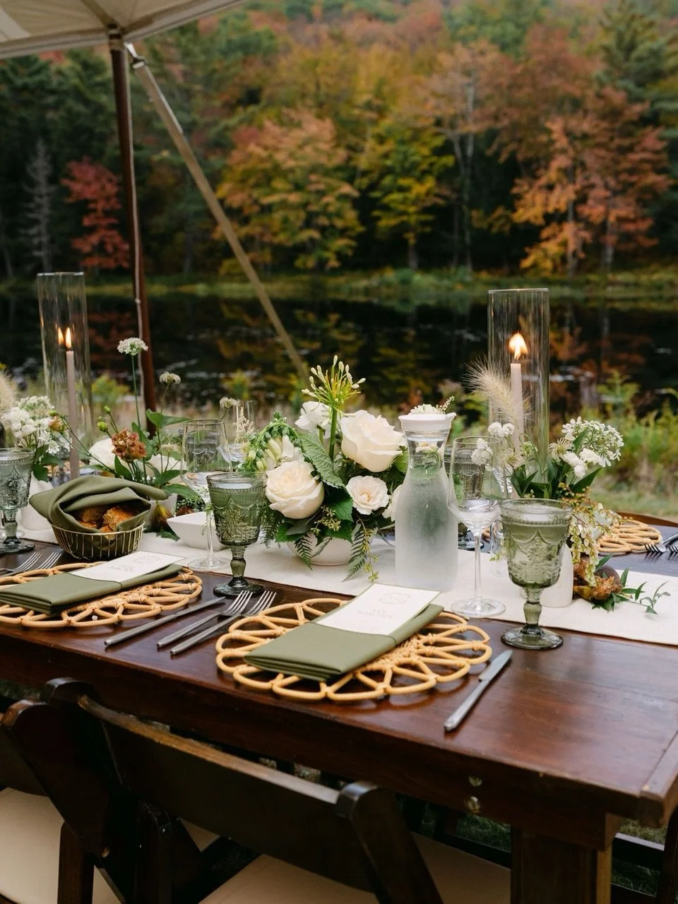 Still not over this wedding aesthetic! I loved setting up these tables - green has always been my favorite, and paired with ivories and warm wood tones, it just feels so classic and clean. Add in the water and foliage backdrop and it&rsquo;s hard to 