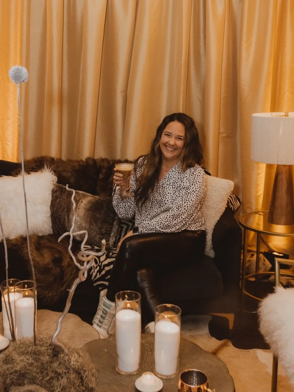 Happy Friday! Me, in the corner of the party, having a mini photoshoot&hellip;bonding with my espresso martini.

Absolutely loved this industry dinner - WILDFIRE! 🐆

Some of my favorite vendor connections have come from nights like this and I&rsquo;