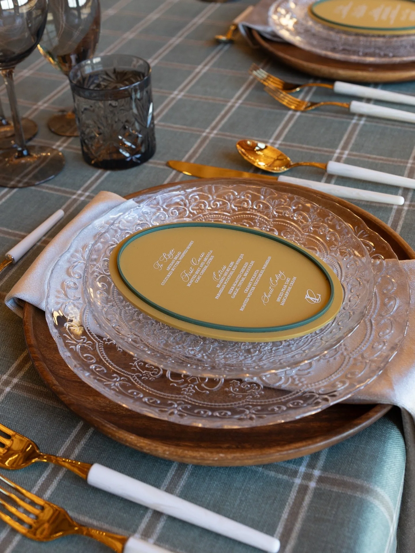 Winter, but make it warm.

Evergreens, candlelight and all the cozy New England feels.

This one was so much fun because of this vendor team 🤍

Photography: @ambermurrayphotography 
Venue: @theeverleeme 
Bartending: @seacoastsocialevents 
Content Cr