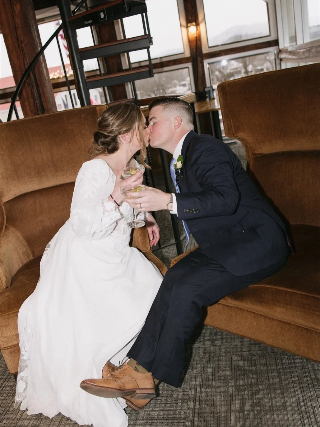 There&rsquo;s just something SO fun about saying &ldquo;I do&rdquo; on top of a mountain&hellip;then heading down to celebrate with everyone you love at a brewery at the base! 🍻⛷️ 

A reminder that weddings don&rsquo;t have to fit into one specific 