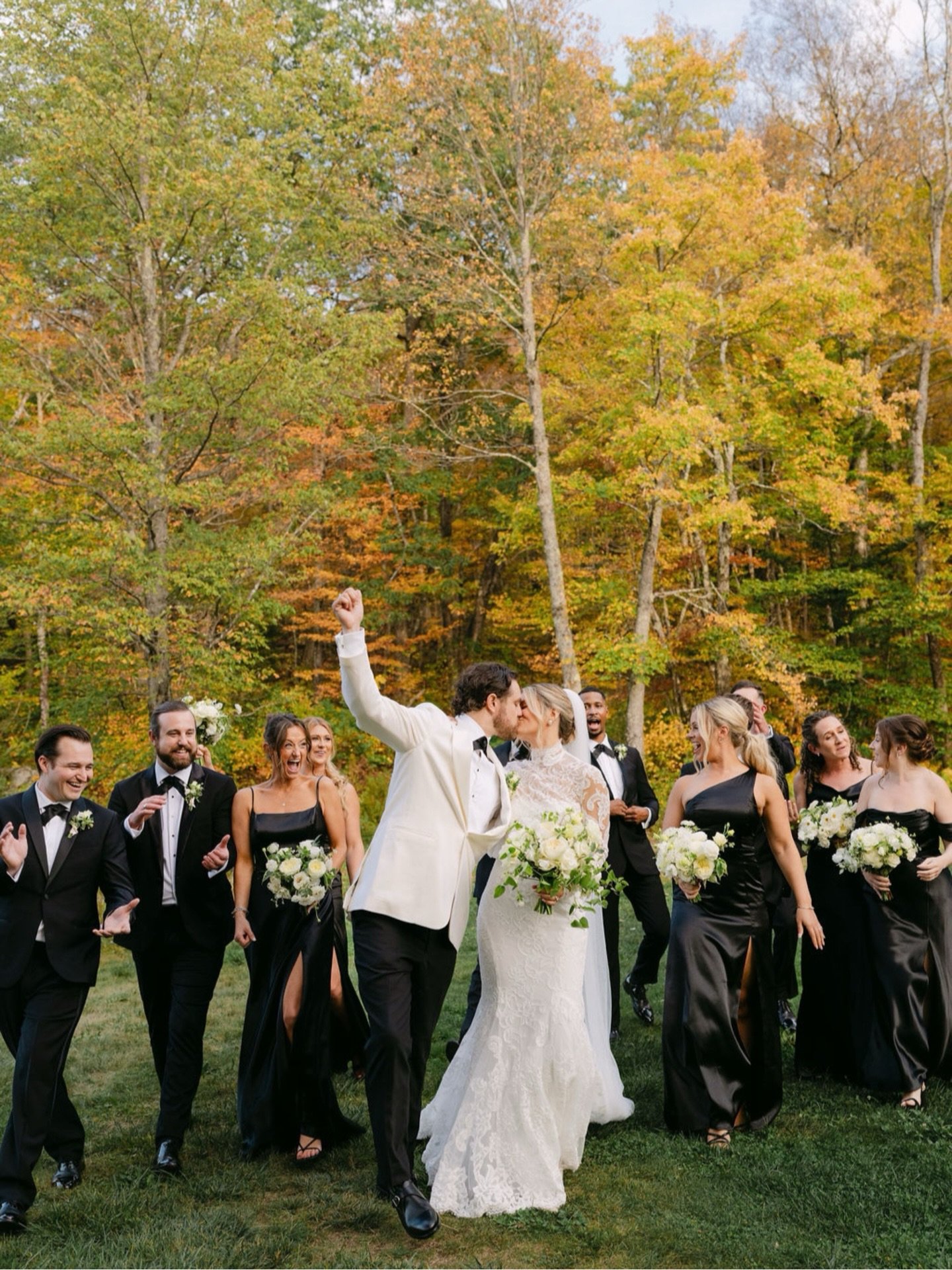 Happy anniversary, Maddie &amp; Brad! 🤍 I seriously cannot believe it&rsquo;s already been a whole year since this incredible day!

Your wedding at Lakefalls Lodge was one for the books - so much love, so much fun and ridiculously gorgeous from begi