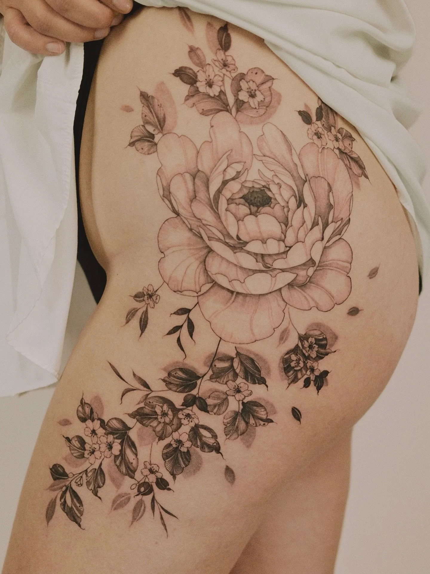 Softness and strength. 

A woman who knows how to embody both is an art in itself. 🌹

#londontattooartist #femininetattoo #floralthightattoo #feminineempowerment #tattoosforwomen