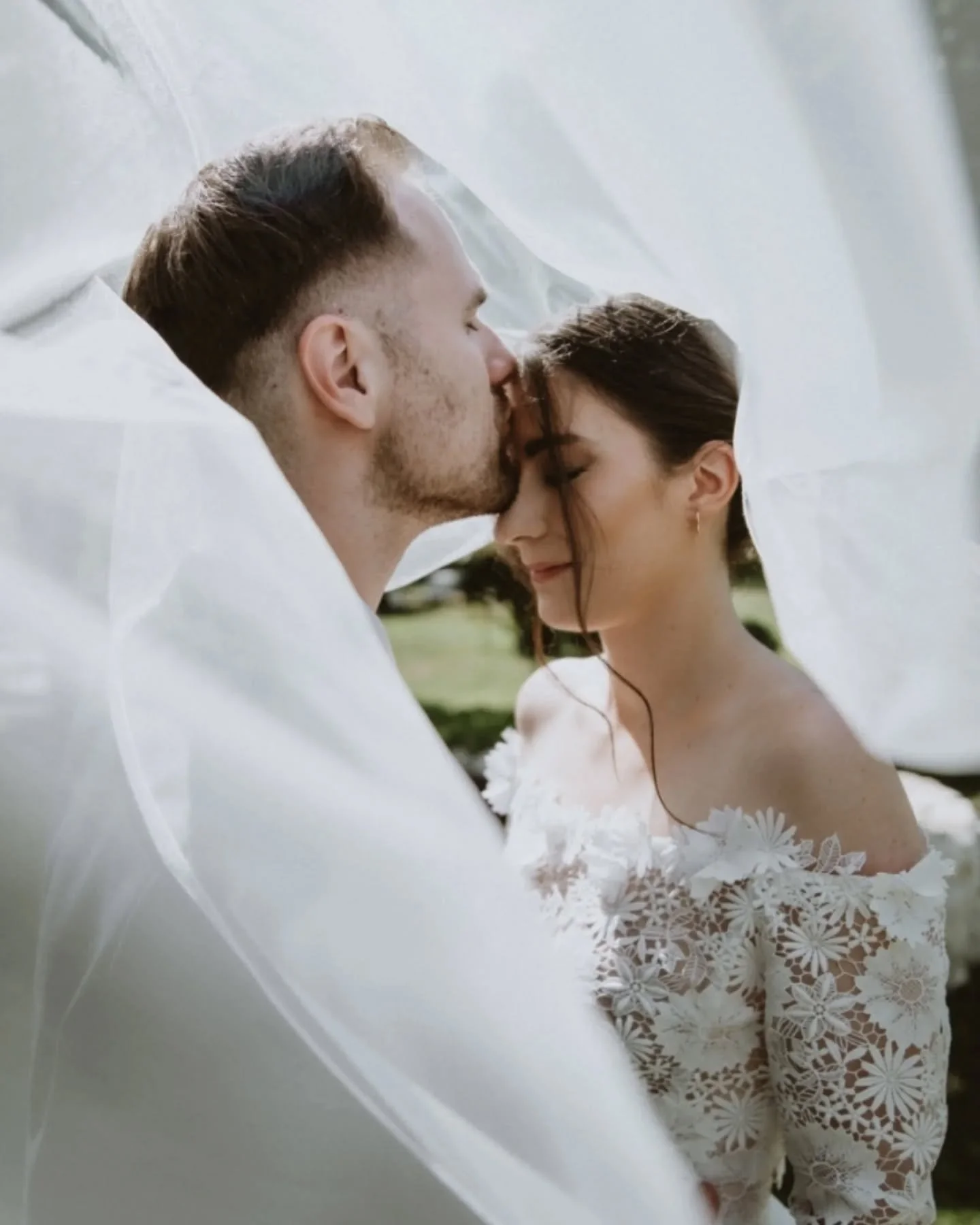 Fanni & Imi wedding ✨ II One of the most stylish weddings I've ever been. Fanni's exceptional taste combined with the minimalist beige magic @kinfolk_cottage had was just on another level. I love to be a part of these days full of love & crea