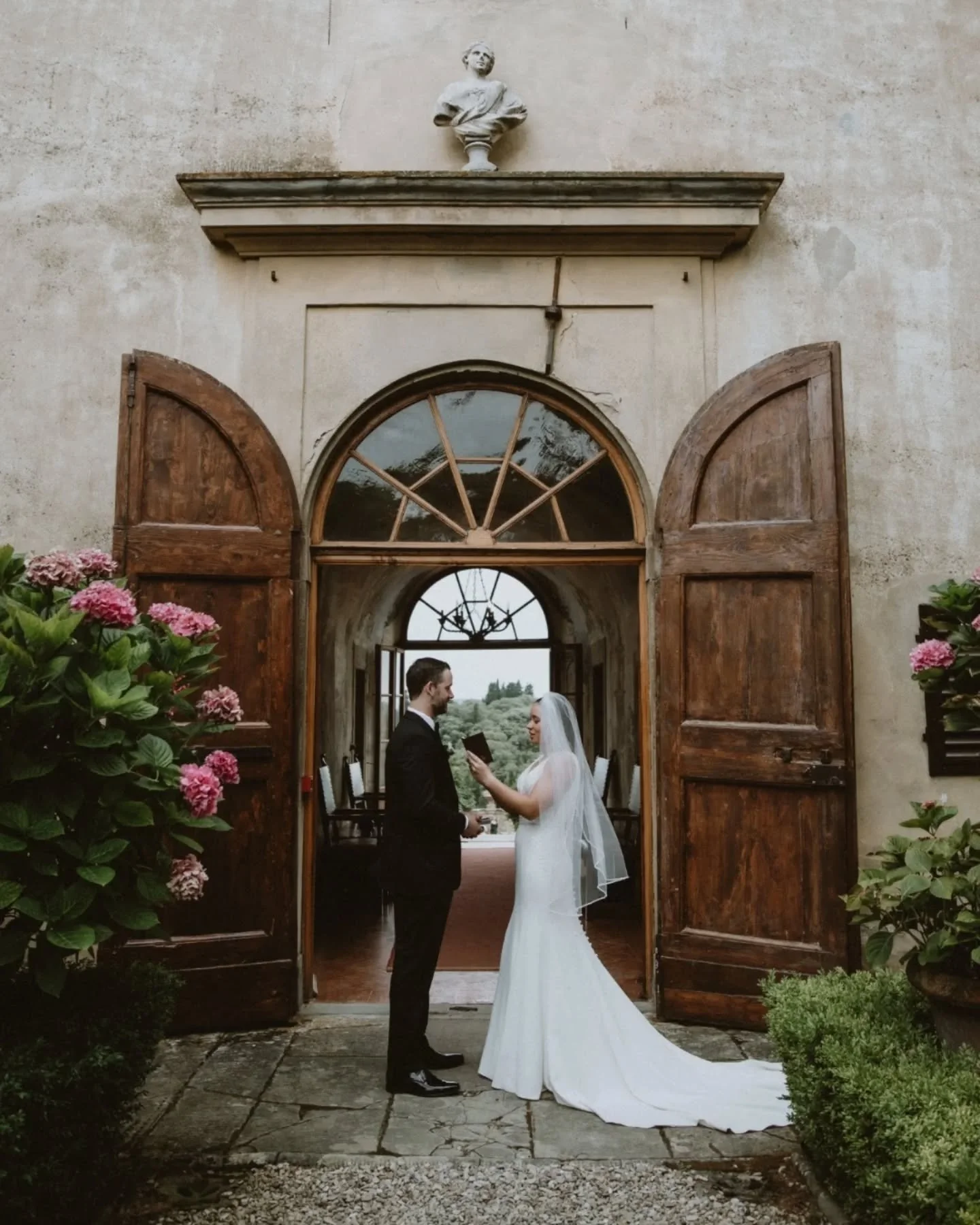 Destiny & Thomas wedding in Italy ✨ II Private vows & ceremony in a Medici villa, view to the Tuscany hills during the dinner, pure fun with the closest family. Sounds like a dream, right? This is exactly how Destiny & Thomas imagined the
