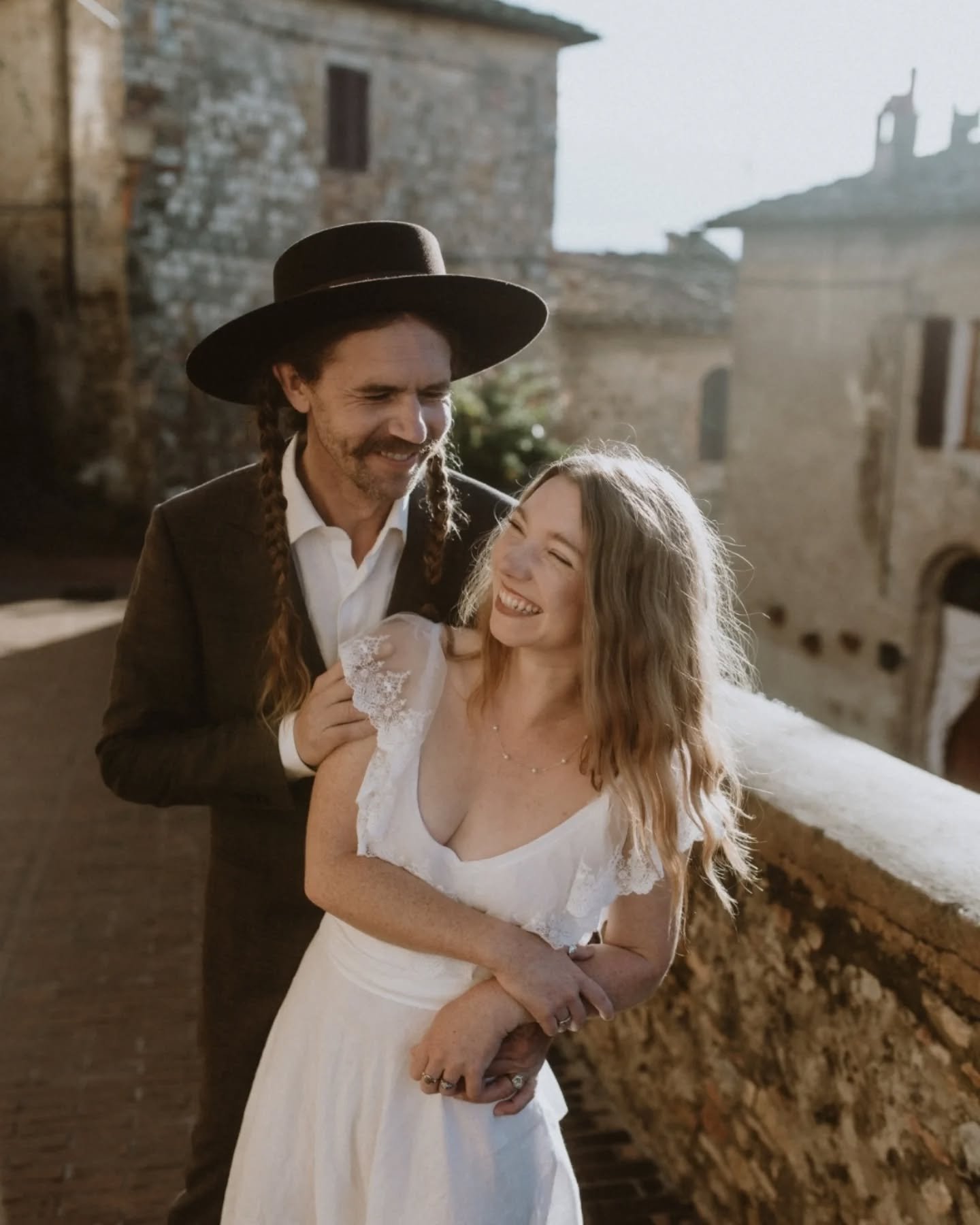 Kiri &amp; Kabian love story in San Gimignano ✨ II It was such a dream to have a photoshoot in one of the most beautiful Tuscany towns in Italy! And so lucky to have had Kiri &amp; Kabian, who are literally the most photogenic, stylish couple! 🤗 Let