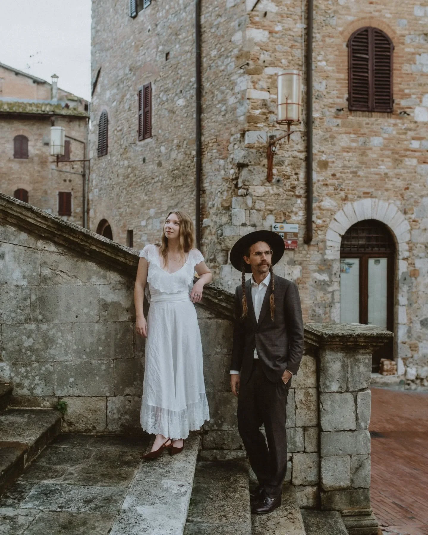 Kiri &amp; Kabian in San Gimignano ✨ II From last year's favourites.. Early Tuscany mornings are just the best. Especially when you spend it with the most gorgeous couple. 🧡 Postcards from San Gimignano nr. 2. ✨
.
#tuscany #tuscanyvibes #italyweddin
