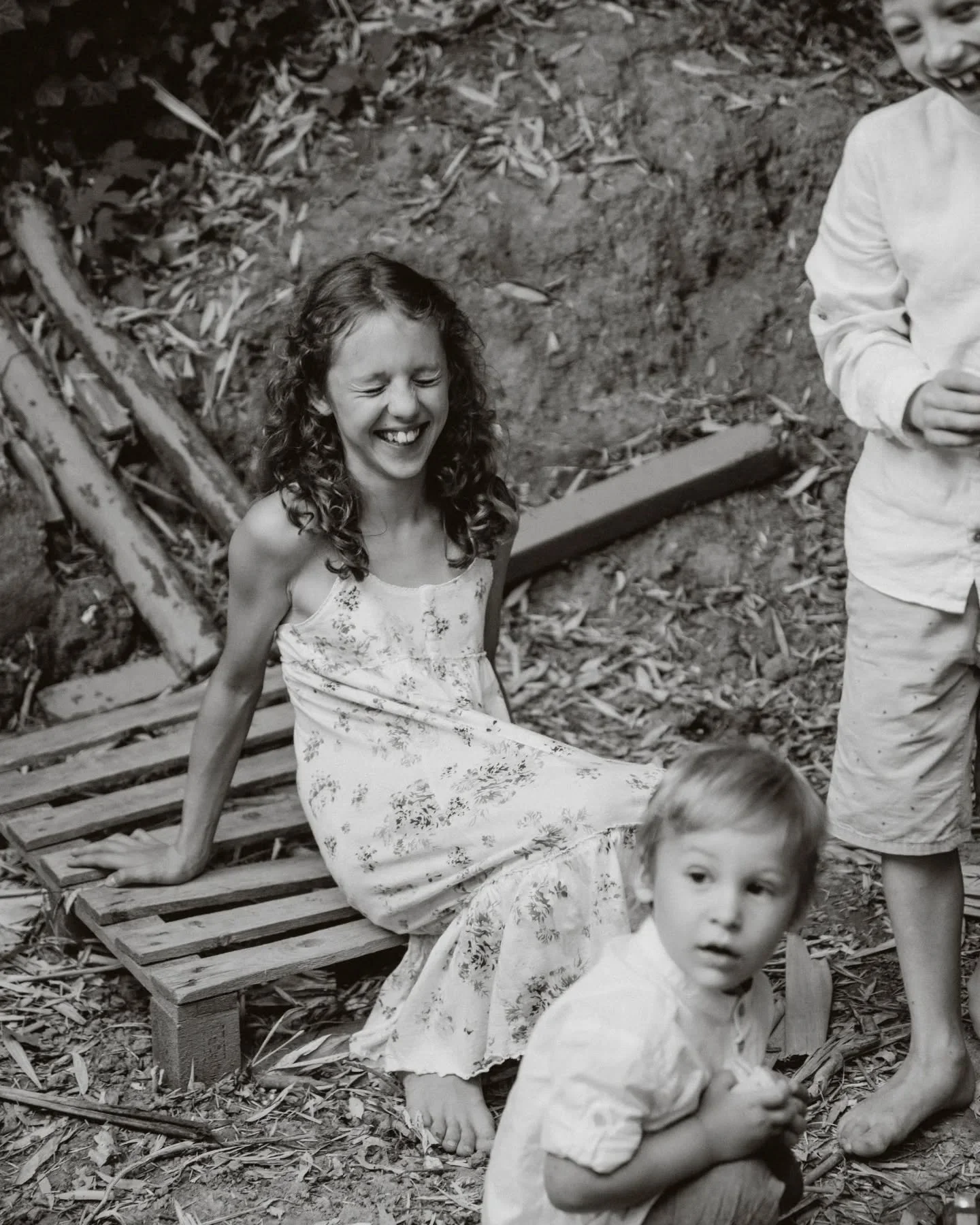 How does the perfect childhood look like for you? I think this is how it looks like for me. Running barefoot in the garden, having fun with each other, petting cats &amp; bunnies. 🤗 Endless summer moments with the Kist&oacute;th family. ✨
 .
.
#fami