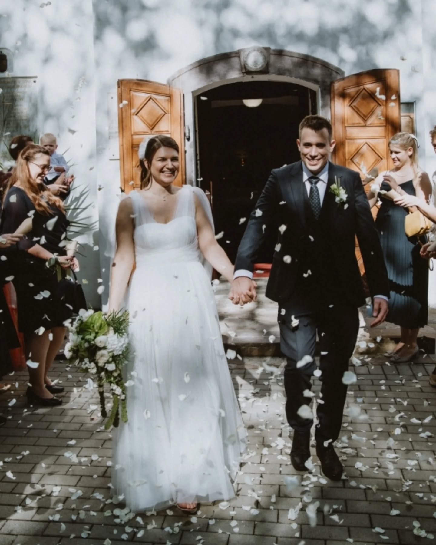 Lilla &amp; Arni wedding ✨ II The first thing that comes to my mind about Lilla, Arni is the loving atmosphere I experienced at their wedding. The whole day was full of touching moment, and it felt like we were in a love bubble (even me 🤗). What mad