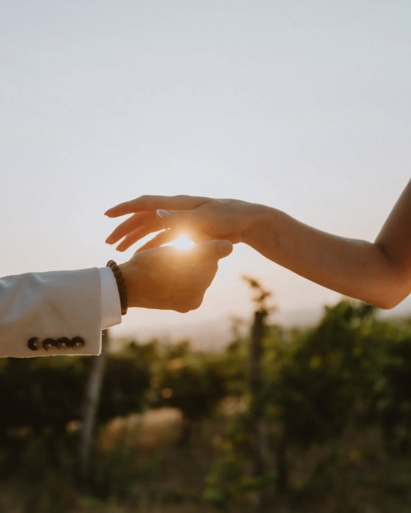 Dorina &amp; G&aacute;bor wedding ✨ II First look with dad, live music, group photo at the pool with dancing moves, and the most beautiful golden hour - just a couple of basic elements of an epic wedding. Let me share my very favourite moments of thi