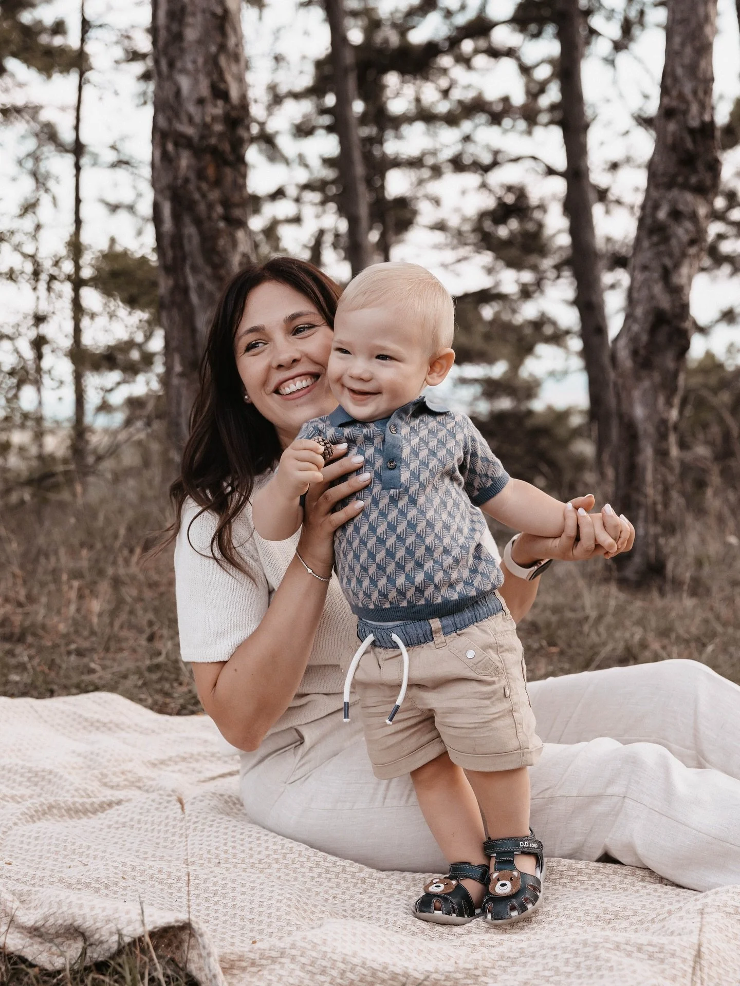 Ez a fot&oacute;z&aacute;s m&eacute;g j&uacute;liusban t&ouml;rt&eacute;nt, ami rendk&iacute;v&uuml;l j&oacute;l mutatja mennyire el vagyok maradva a posztol&aacute;ssal😳
De vannak sorozatok, amiket musz&aacute;j megmutatni, ilyen Vini&eacute;k&eacu