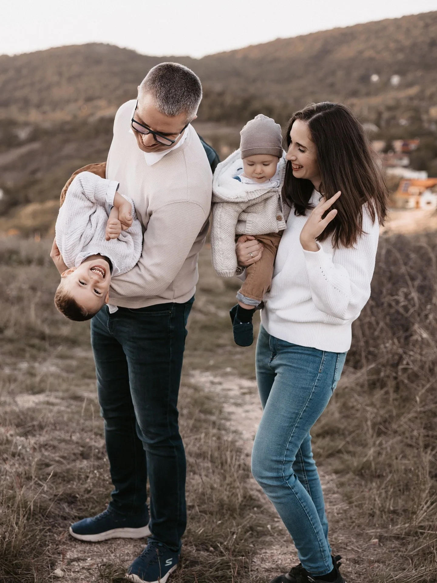 Az egyik kedvenc helysz&iacute;nemen fot&oacute;ztunk Dork&aacute;&eacute;kkal egy igazi őszi hangulat&uacute; sorozatot, tele futkos&aacute;ssal &eacute;s nevet&eacute;ssel. Misk&oacute; &eacute;s Matyi m&aacute;r most hatalmas cinkost&aacute;rsai e