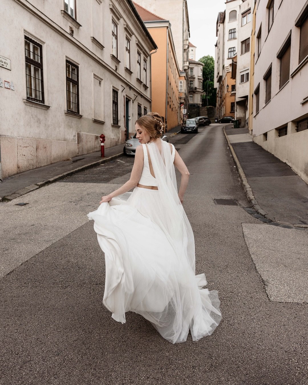 Nikol &amp; Vanda💫

K&ouml;sz&ouml;net a csod&aacute;s csapatnak🤍
Modellek: @szabonikol @meszaros_vanda 
Smink: @mercedeszvalyi 
Haj: @viktoria_gabor_hairstylist 
Ruha: @sweetheart.couture 

#lifestylephotographer #lifestylephotography #bridalshoot