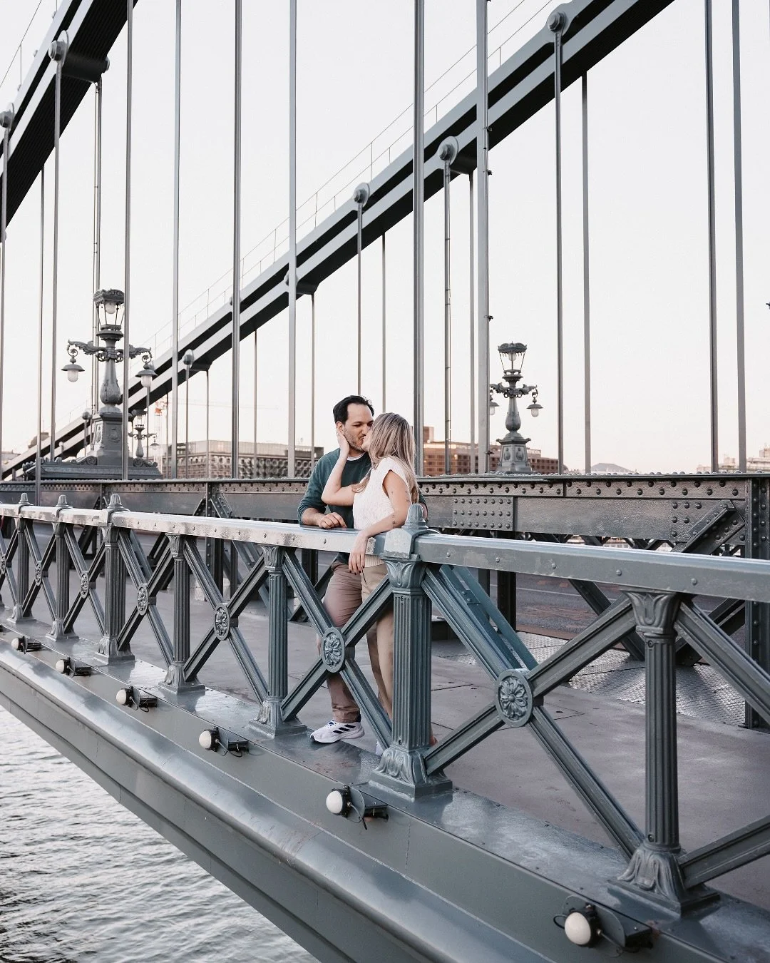 A jegyesfot&oacute;z&aacute;s a kedvenc r&eacute;szem az esk&uuml;vős időszakb&oacute;l. M&aacute;r ott az izgatott v&aacute;rakoz&aacute;s a nagy napra&hellip; de m&eacute;g nincs rohan&aacute;s, időnyom&aacute;s, n&aacute;szn&eacute;p. Csak ti kett