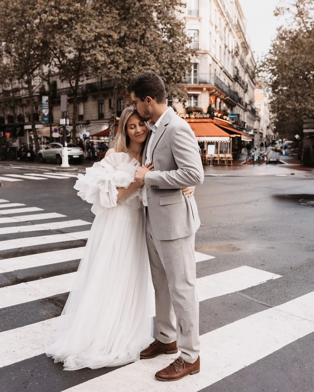 Modern romantika, a szerelem v&aacute;ros&aacute;ban. P&aacute;rizs mindig elvar&aacute;zsol💫

#lifestylephotographer #lifestylephotography #lifestylephotoshoot #weddingshoot #weddingphotography