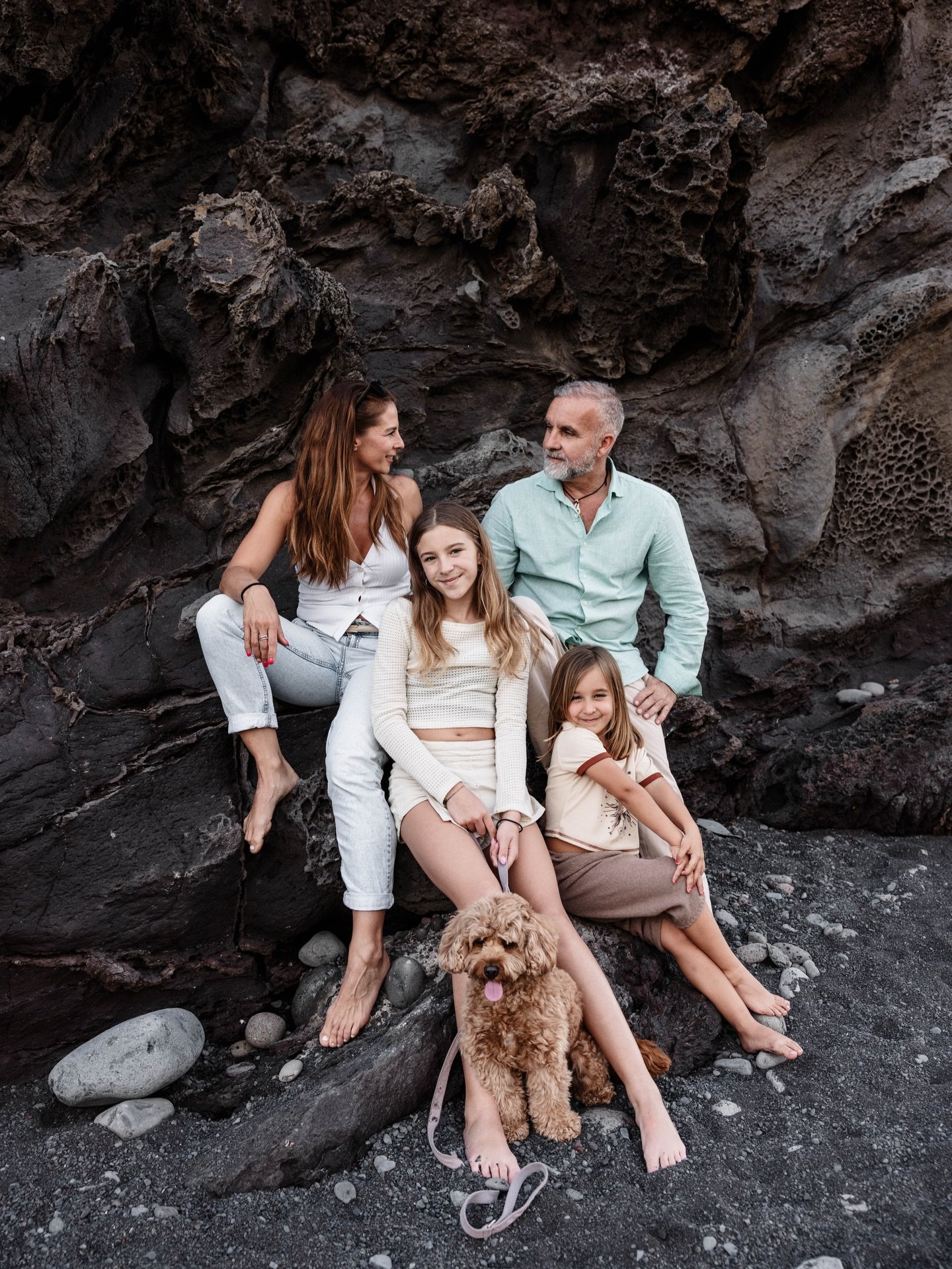 Angi&eacute;k csal&aacute;dj&aacute;t Madeir&aacute;n kaptam lencsev&eacute;gre &eacute;s nagyon h&aacute;l&aacute;s voltam ennek a tal&aacute;lkoz&aacute;snak. A l&aacute;nyok elk&eacute;pesztően &eacute;desek voltak &eacute;s nyitottak, sz&oacute; 