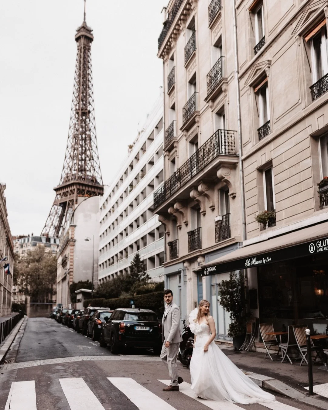 Lilla &amp; Bence a csodasz&eacute;p P&aacute;rizsban, ami mindent egy picit m&eacute;g k&uuml;l&ouml;nlegesebb&eacute; var&aacute;zsol🤍

@naturalsentiments_education #weddingphotography #lifestylephotography #esk&uuml;vőifot&oacute;z&aacute;s #esk&
