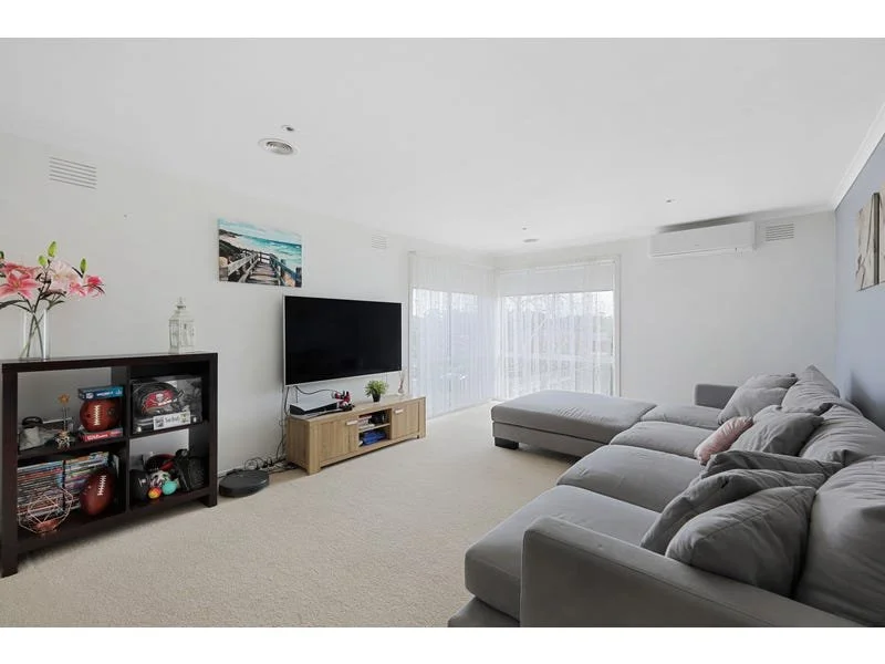 10 Cobb Court, Newborough - 2.jpg