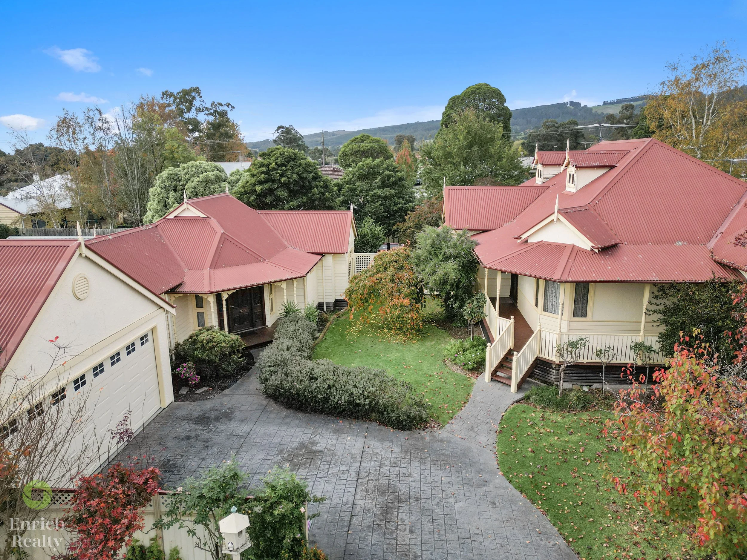 9HollandCourt06WM.jpg