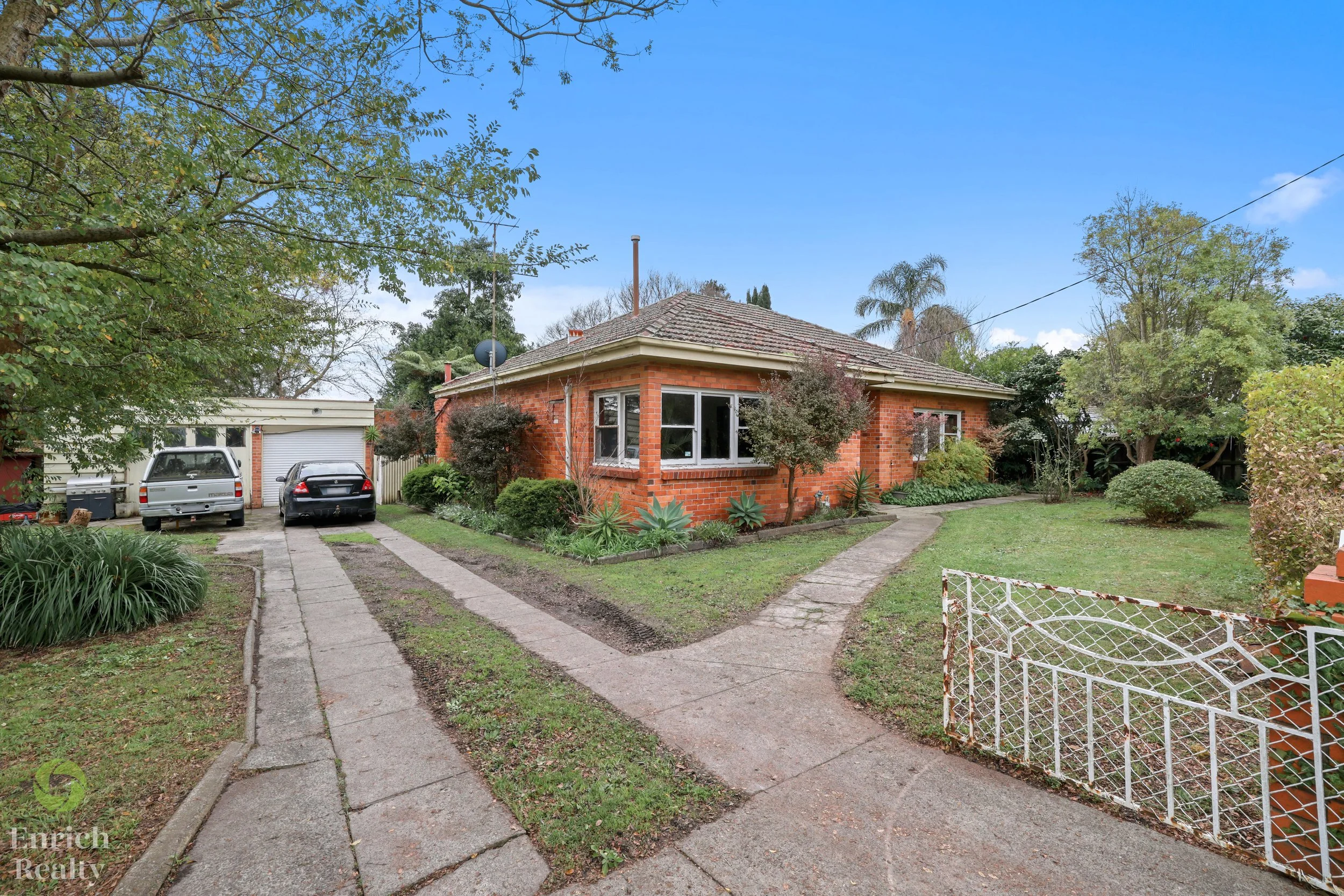 2 Service Road, Moe