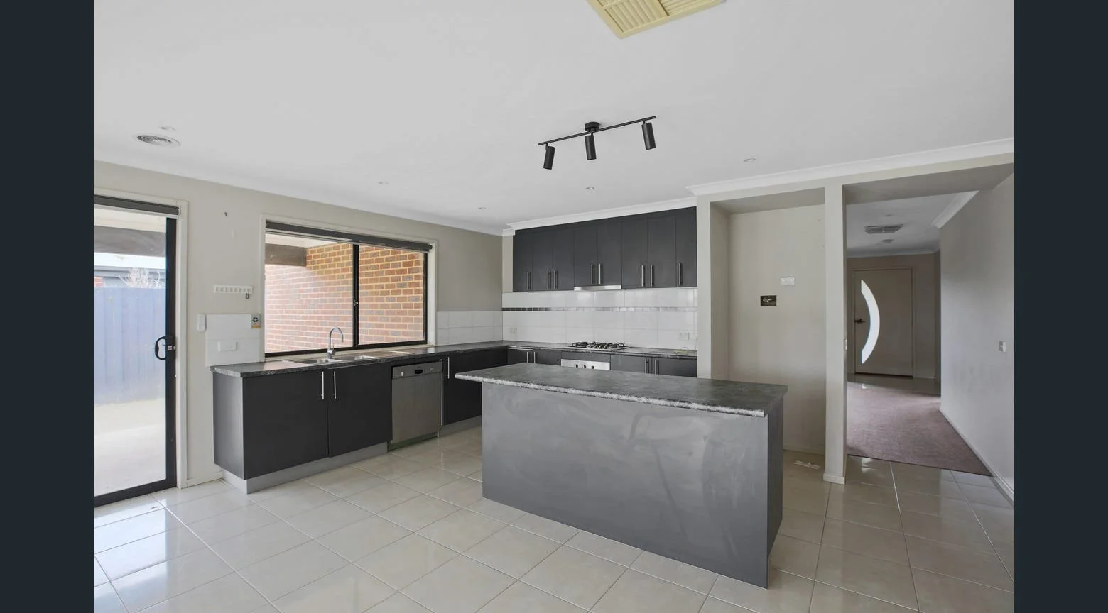 16 Newry Drive, Traralgon - 5.jpg