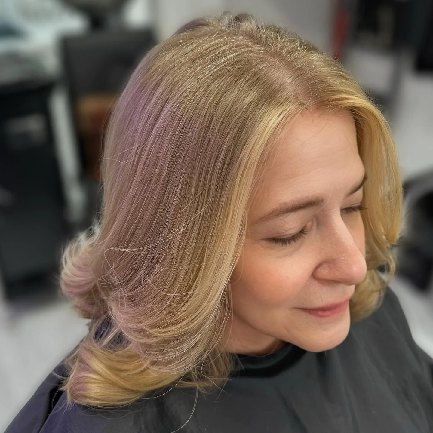 Holiday-ready hair doesn&rsquo;t have to be complicated. ✨ A smooth, wavy blowout that lasts + two front foils is all it takes to refresh your blonde and elevate your style. Luxurious, effortless, and personalized just for you.

📩 Send a DM to sched