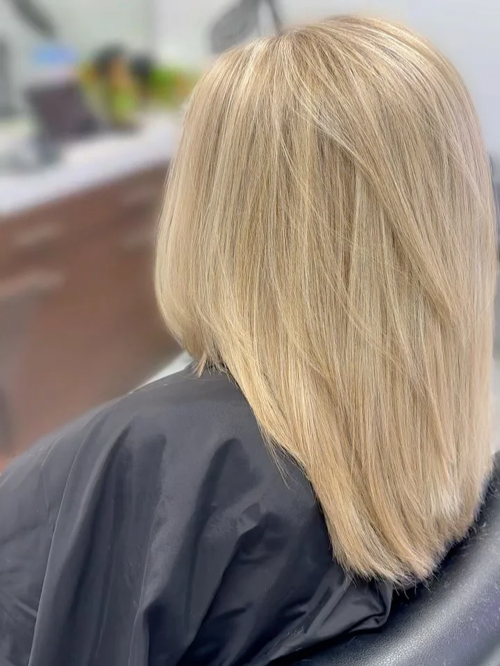 Soft dimension, creamy ribbons of blonde, and long layered movement 🤍✨

This beige blonde blend gives the perfect balance of brightness and softness for that effortless, expensive-looking hair. Finished with long layers for flow, body, and the dream