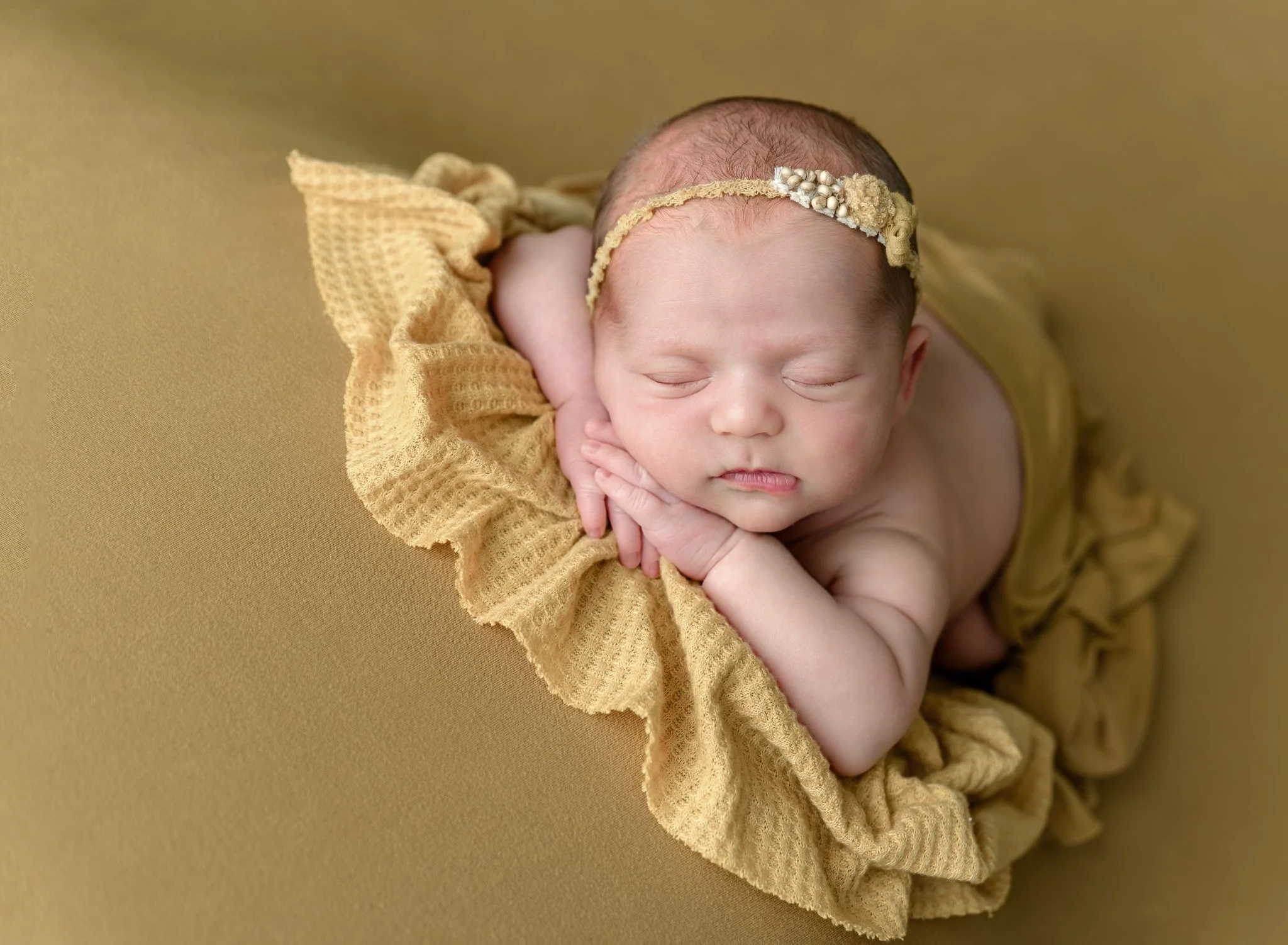 Best time for newborn photos? Between 5&ndash;10 days old. Babies are still sleepy and flexible, which helps me capture those peaceful poses.

#newbornphotos #newbornpose #newbornlove #babyphotography  #cuddlybaby #northerncaliforniaphotographer #cre