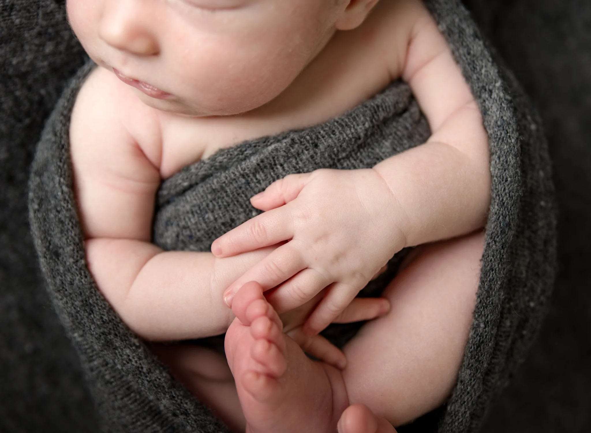 Flaky newborn skin is normal and part of this stage.  I edit flakes on the face, but keep details on hands/feet when  present, since it's part of being a newborn.

#newbornfirstdays #newbornphotosession #newbornwrapped #tinyhumans #babydetailsmatter 